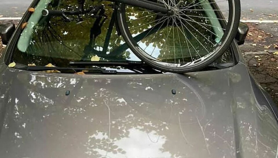 To af de tre biler havde fået smidt en cykel henover forrude og tag, mens alle tre biler havde fået ridset 'parker ordentligt' ned i fronten. To af de tre biler havde fået smidt en cykel henover forrude og tag, mens alle tre biler havde fået ridset 'parker ordentligt' ned i fronten.