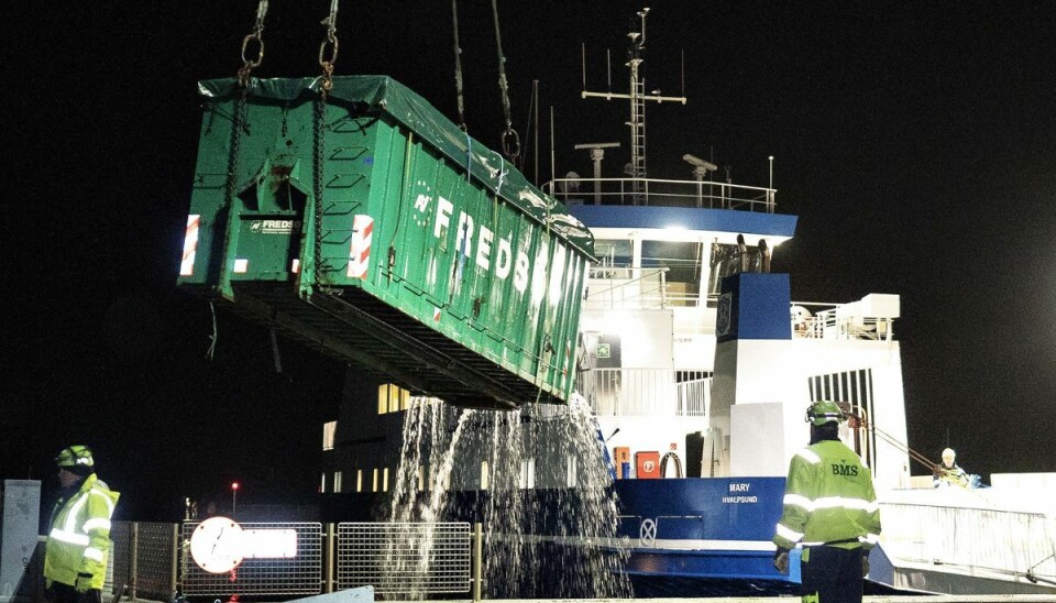 Chaufføren på lastbilen, der skulle med færgen over Limfjorden til Sundsøre, havde glemt at trække håndbremsen.