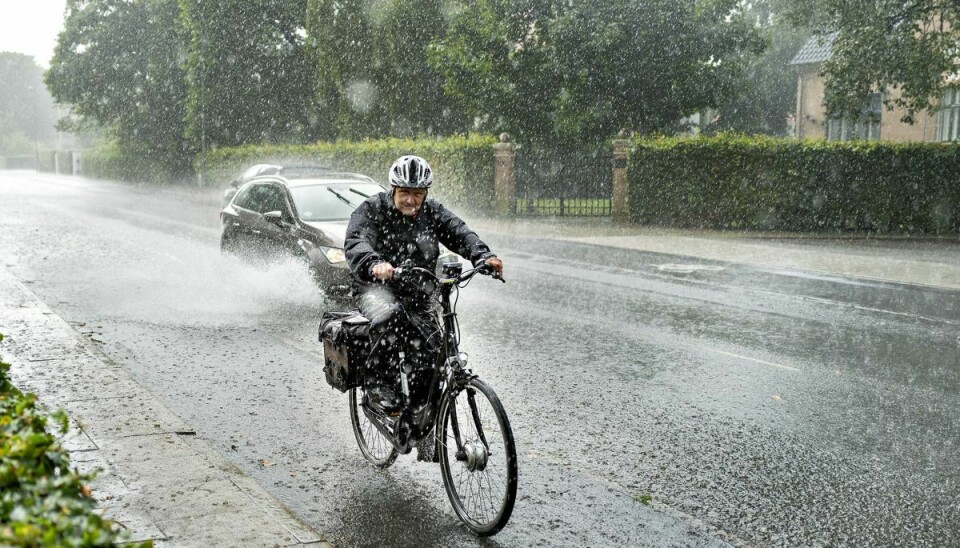 Cyklister undgår for en gangs skyld store vandmængder de fleste steder mandag. De skal dog forberede sig på køligt vejr med en del blæst.
