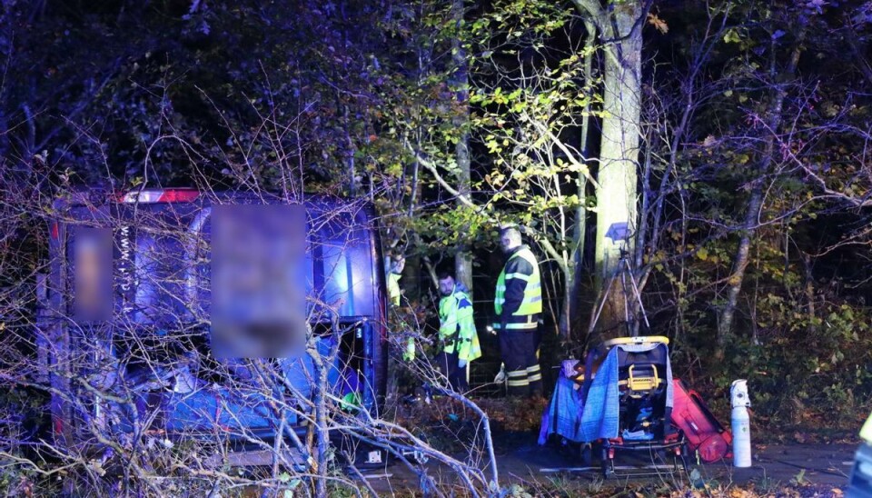 En 29-årig mand er død i en bilulykke nord for Kjellerup. Hans varebil blev fundet mellem træerne. En 29-årig mand er død i en bilulykke nord for Kjellerup. Hans varebil blev fundet mellem træerne.