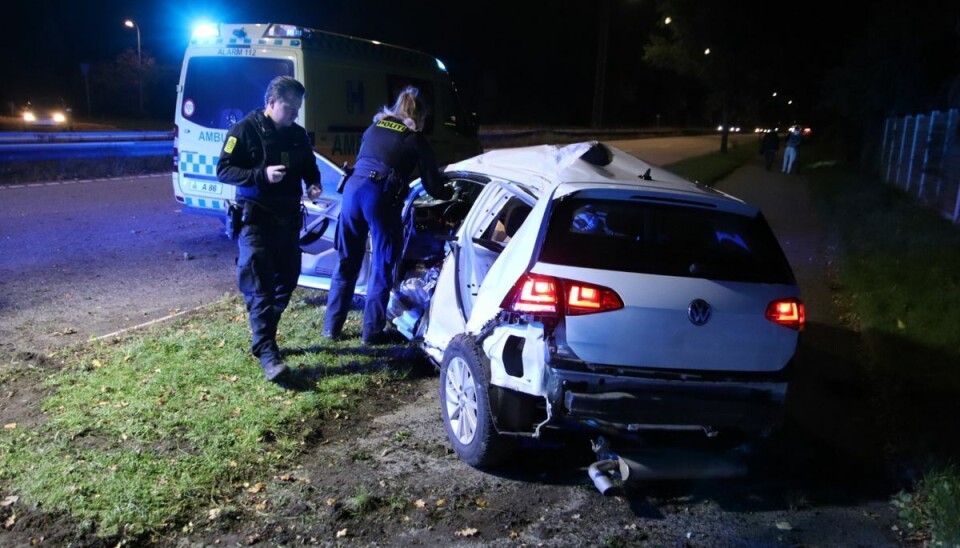 Bilen var kørt af vejen. Det er uvist, hvordan det skete. Bilen var kørt af vejen. Det er uvist, hvordan det skete.