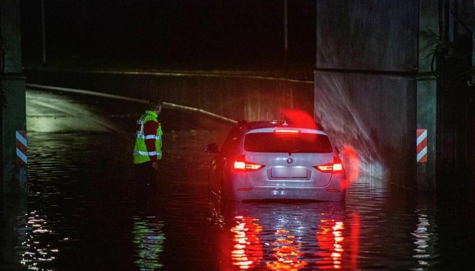 Oversvømmede veje var skyld i, at biler havde brug for hjælp til at komme videre onsdag aften.