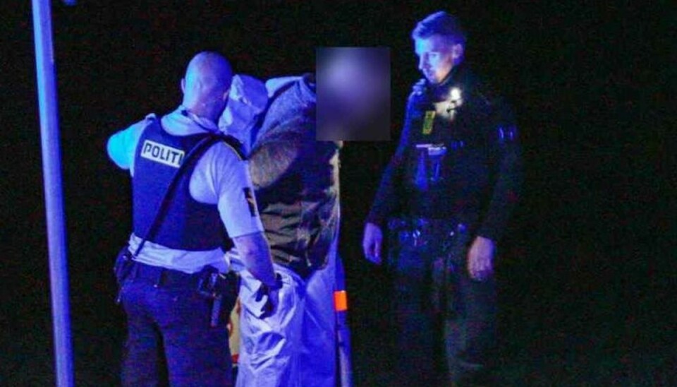 På billeder kan man se en mand blive anholdt.