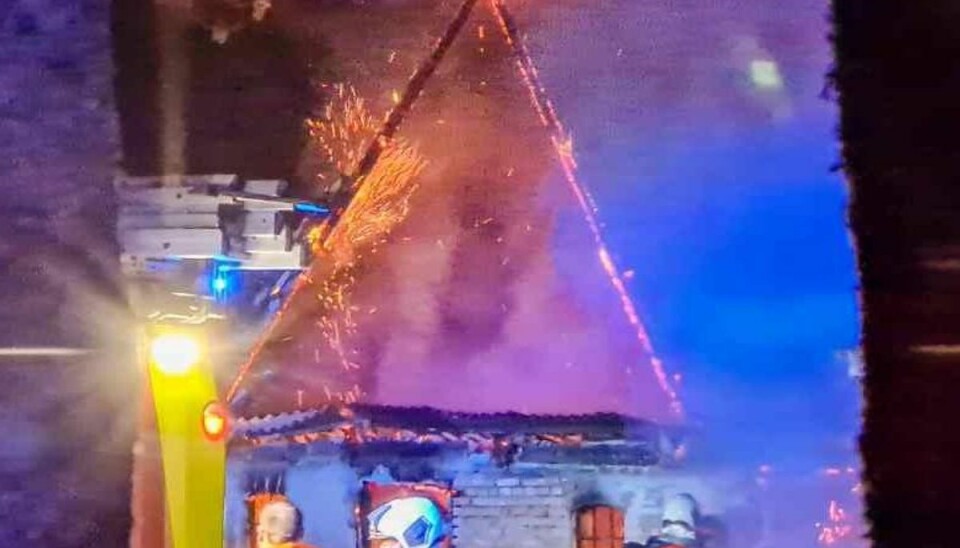 Der udbrød voldsom brand på en landejendom i Vemmelev. Der udbrød voldsom brand på en landejendom i Vemmelev.