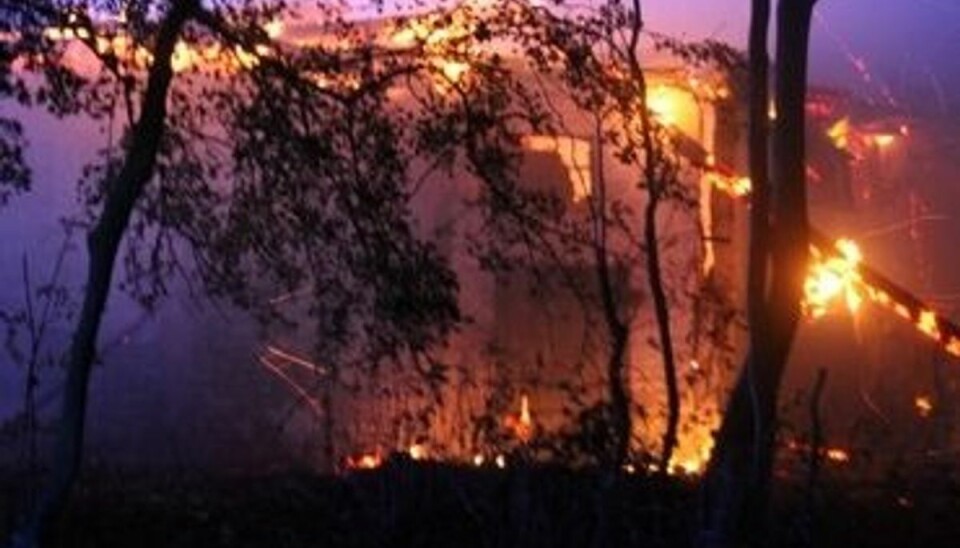 Både ejendommens stuehus og andre bygninger stod i kæmpe flammer. Både ejendommens stuehus og andre bygninger stod i kæmpe flammer.
