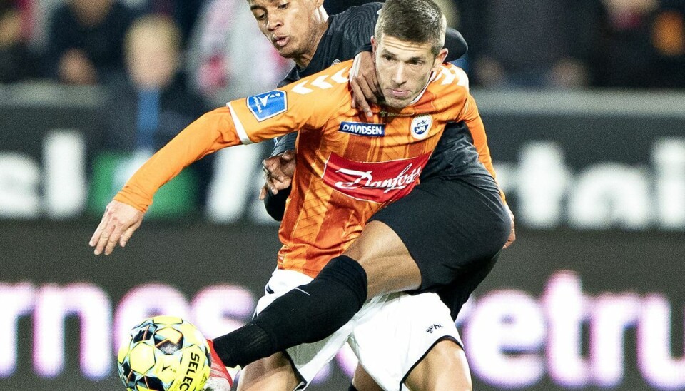 FC Midtjyllands Paulinho mod SønderjyskEs Daniel Prosser i 3F Superligakampen mellem FC Midtjylland og SønderjyskE. FC Midtjyllands Paulinho mod SønderjyskEs Daniel Prosser i 3F Superligakampen mellem FC Midtjylland og SønderjyskE.