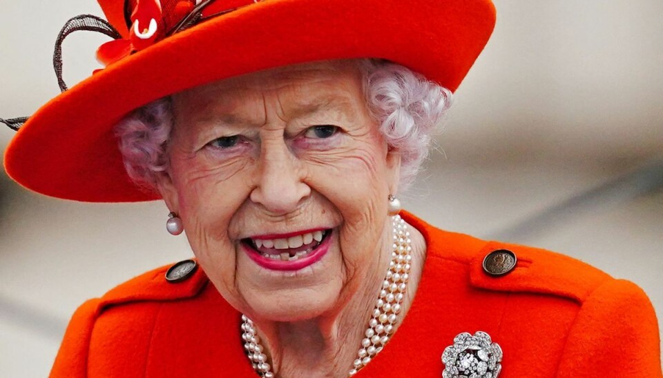 Den britiske dronning er skuffet over, at hun nu skal blive hjemme fra besøg. Den britiske dronning er skuffet over, at hun nu skal blive hjemme fra besøg.