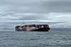 Røg stiger op fra containerskibet 'Zim Kingston'.
