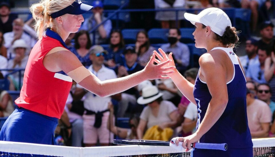 Det er en del af spillet, at man både vinder og taber i Tennis. Her ses Clara Tauson sige tak for kampen til Ashleigh Barty, efter at den danske tennisspiller røg ud af U.S. Open.