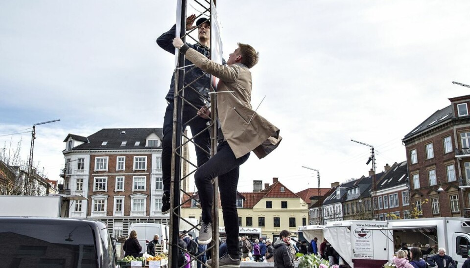 Her sættes der plakater op i de eftertragtede lygtepæle ved torvepladsen i Aalborgs midtby ved kommunalvalget i 2017.