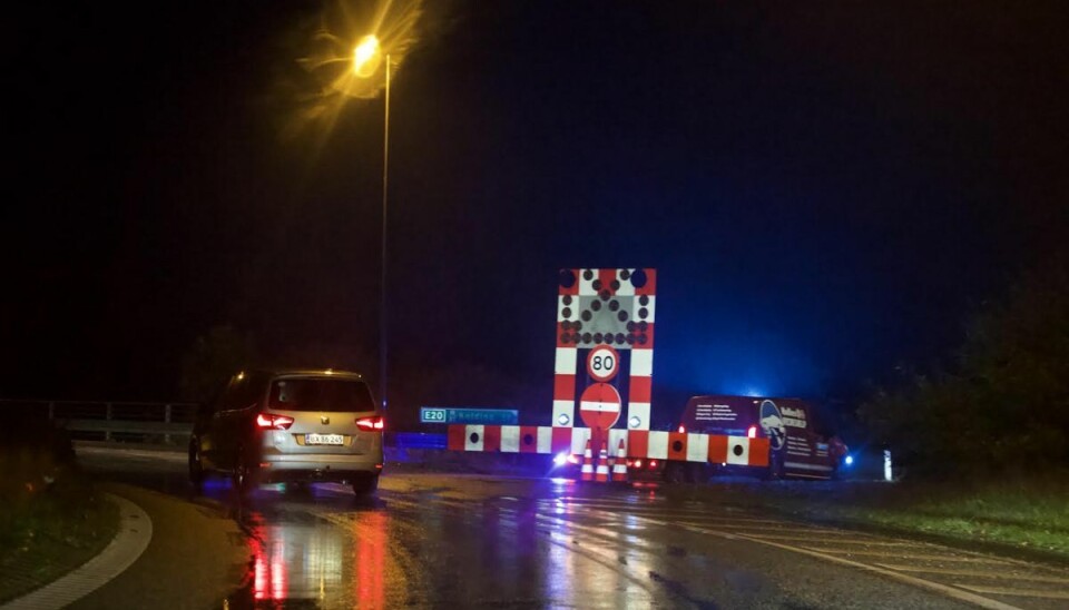 Motorvejen er spærret efter melding om stenkast Motorvejen er spærret efter melding om stenkast