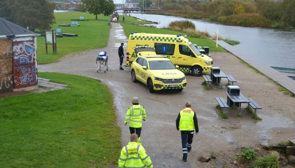 En person er fundet livløs i Gudenåen i Randers.