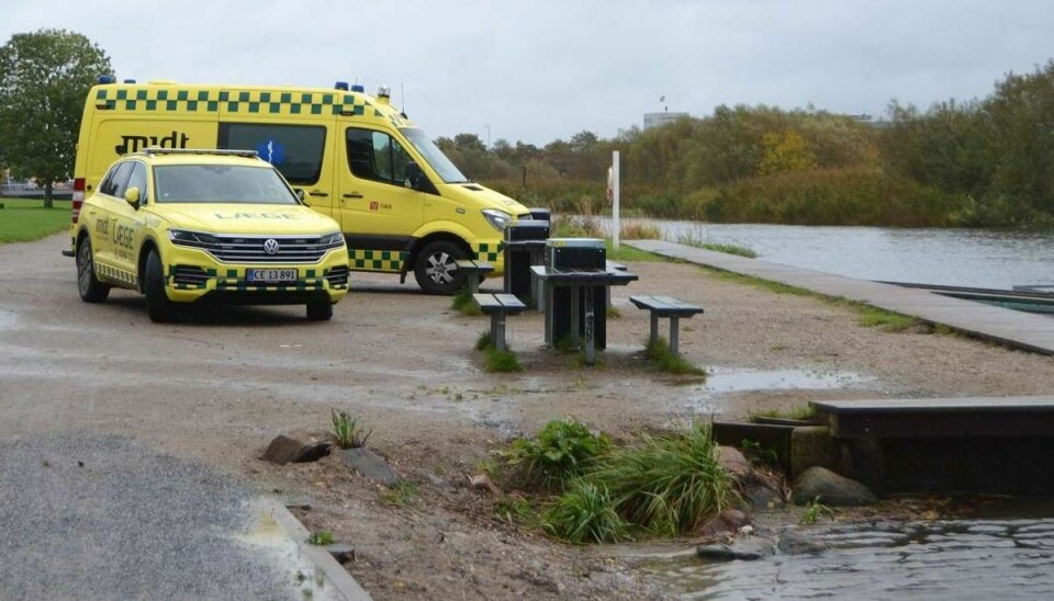 Personen blev fundet i vandet nær den blå bro bag Randers Regnskov.