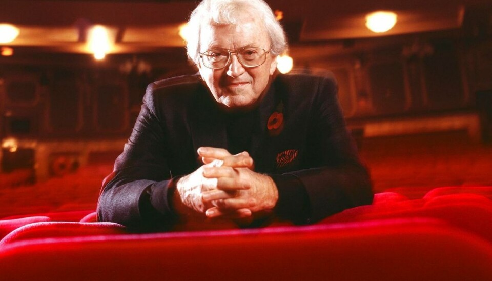 Sangskriveren Leslie Bricusse, som står bag megahittet 'Goldfinger', blev 90 år gammel. Sangskriveren Leslie Bricusse, som står bag megahittet 'Goldfinger', blev 90 år gammel.