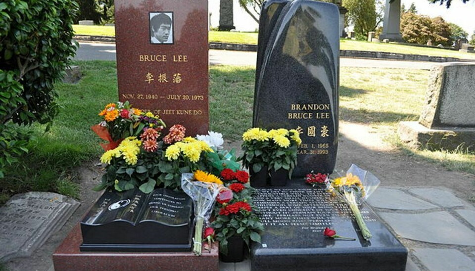 I 1993 blev skuespilleren Brandon Lee, søn af Bruce Lee, skudt og dræbt på sættet til filmen 'The Crow'. Efterforskere fandt efterfølgende frem til, at Lee døde, da en anden skuespiller, der skød med en pistol, som skulle have indeholdt løst krudt, i stedet havde en kugle i kammeret. Kilde: AFP.