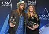 Chris Stapleton ses her sammen med sin hustru.