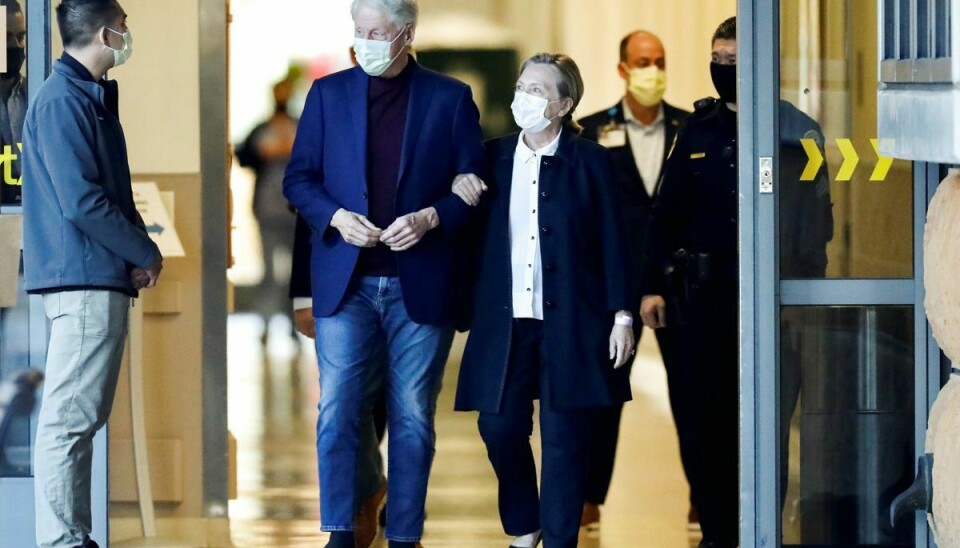 USA's tidligere præsident Bill Clinton forlader søndag hospitalet sammen med sin kone, Hillary Clinton, efter at have været indlagt med urinvejsinfektion.