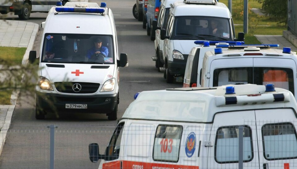 Ambulancer uden for et hospital for covid-19 patienter i Moskva. Rusland registrerede søndag et rekordhøjt antal coronasmittetilfælde på 34.303 inden for et døgn.