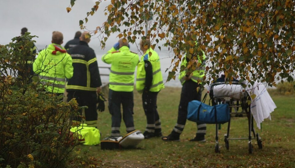 Mandskab fra Forsvaret reddede den livløse mand op af vandet.