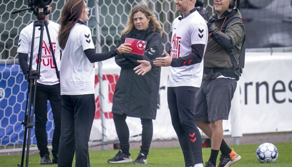 Mary spillede fodbold og stillede spørgsmål til Kasper Schmeichel. Mary spillede fodbold og stillede spørgsmål til Kasper Schmeichel.