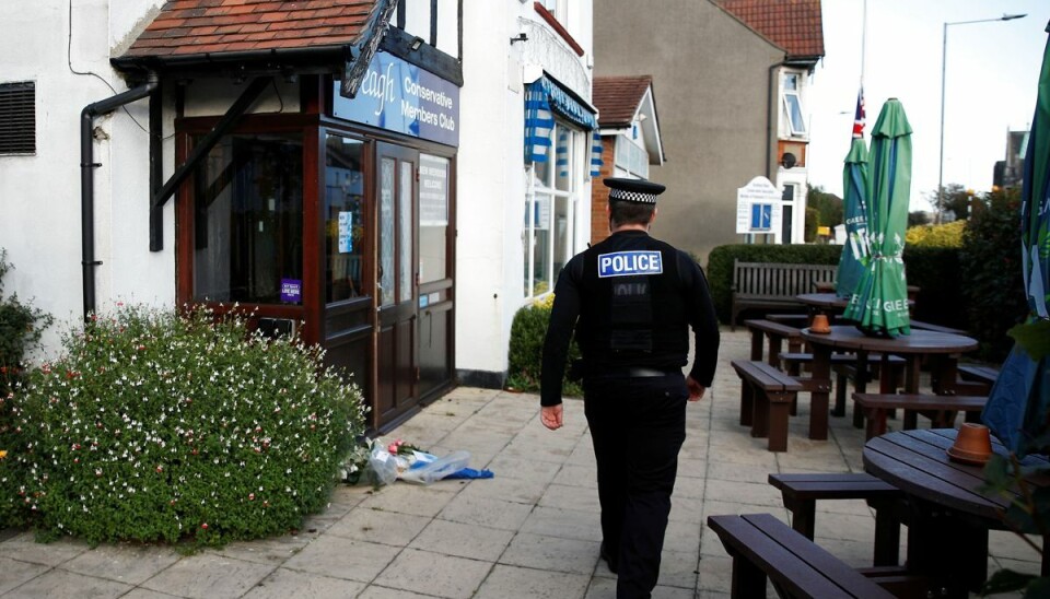 Det 69-årige parlamentsmedlem David Amess blev dræbt under et vælgermøde i det østlige England fredag. Det 69-årige parlamentsmedlem David Amess blev dræbt under et vælgermøde i det østlige England fredag.