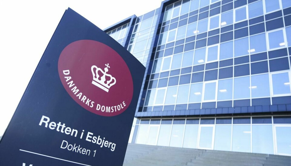 En 33-årig mand står ved Retten i Esbjerg tiltalt for at have voldtaget en kvinde, der var så påvirket af stoffer, at hun ikke kunne modsætte sig hans handlinger. Desuden er han tiltalt for ikke at hjælpe eller tilkalde hjælp til en kvinde, der døde af en overdosis. (Arkivfoto).