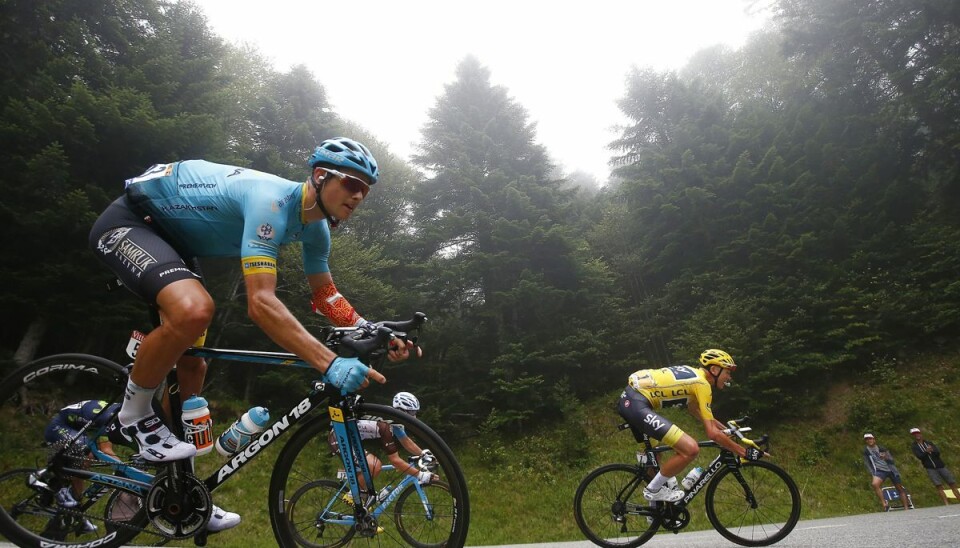 Jakob Fuglsang skal fra næste sæson køre på hold med Chris Froome (gul trøje). (Arkivfoto)