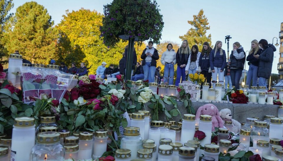 Der bliver lagt både blomster og tændt lys for de dræbte. Der bliver lagt både blomster og tændt lys for de dræbte.