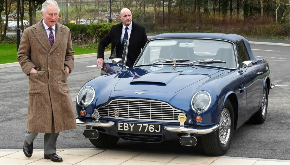Prins Charles ved sin blå og nu mere klimavenlige Aston Martin, han fik af sin mor, da han fyldte 21 år.