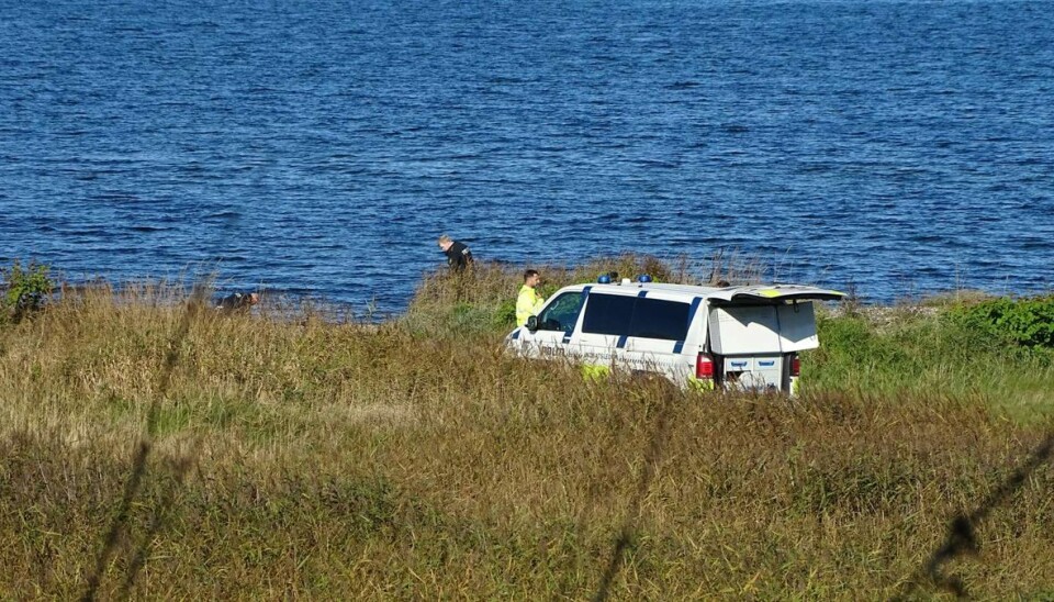 Død kvinde fundet i vandkanten
