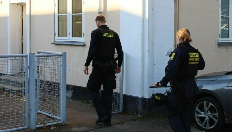 Kampklædt politi er talstærkt til stede i Kastrup efter meldinger om skud.