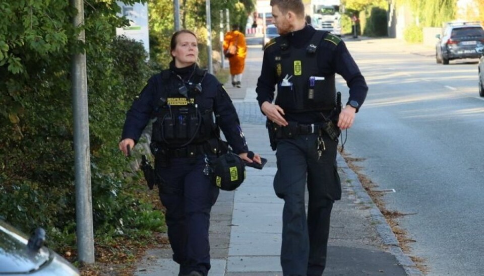 En person skulle have skudt efter andre andre med et luftgevær fra en lejlighed.