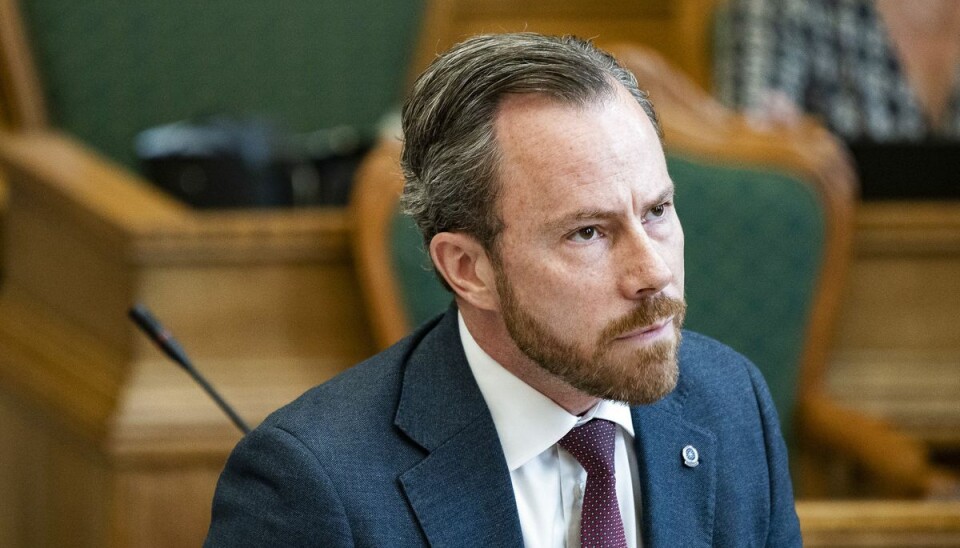 Det er helt usædvanligt, at der ikke kommer en stikpille til den siddende statsminister. Og uhørt at en tidligere statsminister stikker til en siddende.