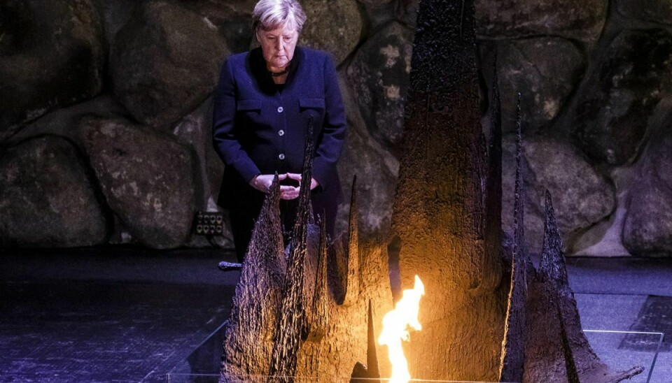 Tysklands afgående forbundskansler, Angela Merkel, på holocaustmuseet Yad Vashem i Jerusalem. Museet er lavet til minde om de seks millioner jøder, der blev dræbt af nazisterne. Merkel står ved den evige flamme på Yad Vashem.