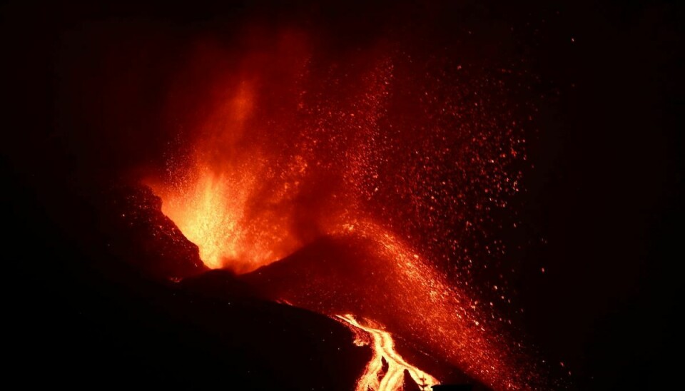 Dette var udsigten fra El Paso på La Palma søndag, hvor øjenvidner kunne se vulkanen Cumbre Vieja spy rødglødende lava ud.