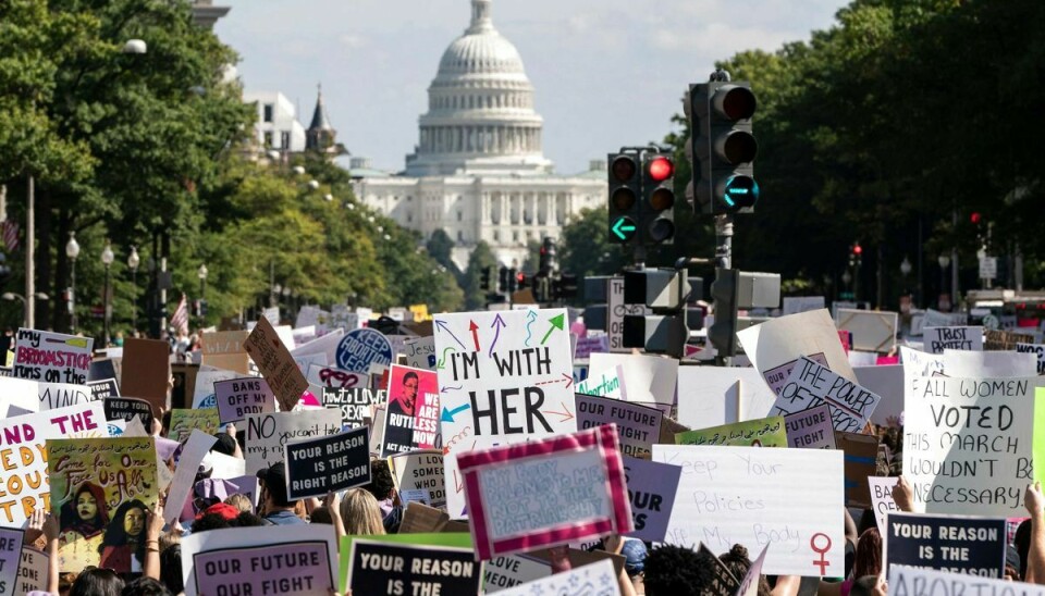 Abortlovgivningen er meget aktuel i USA i denne tid. Der er delstater, som vil skærpe abortlovene kraftigt. Billedet er fra en demonstration i Washington D.C. den 2. oktober, da der blev protesteret mod den nye abortlov i Texas.