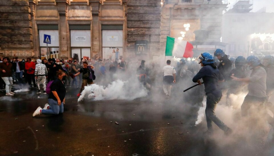 Det er kommet til sammenstød mellem politi og demonstranter i Rom. Første fire afsnit er nye.