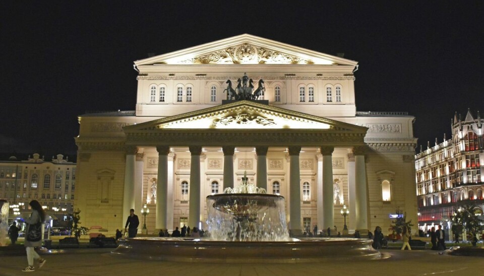 En tragedie har ramt Moskvas berømte Bolsjoj-teater, hvor en skuespiller er blevet dræbt på scenen. En tragedie har ramt Moskvas berømte Bolsjoj-teater, hvor en skuespiller er blevet dræbt på scenen.