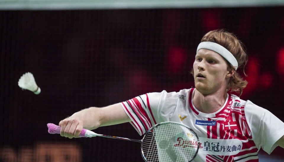 I semifinalen mod Indonesien tabte Anders Antonsen sin kamp i herresingle. Aarhusianeren løb tør for kræfter til sidst i tredje sæt. I semifinalen mod Indonesien tabte Anders Antonsen sin kamp i herresingle. Aarhusianeren løb tør for kræfter til sidst i tredje sæt.
