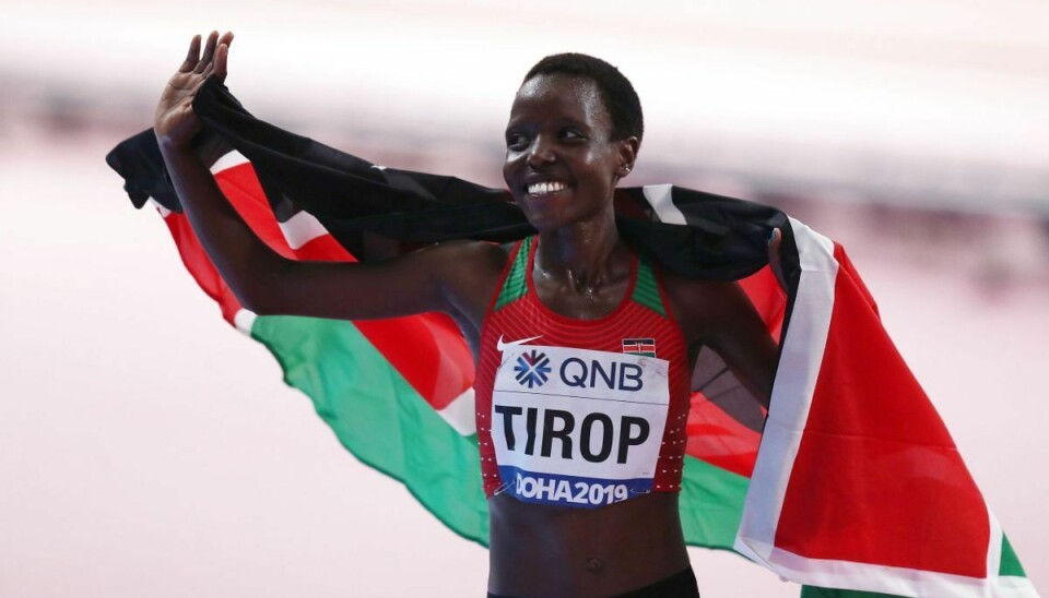 Agnes Tirop vandt blandt andet to gange VM-bronze i 10.000 meter løb. Her fejrer hun tredjepladsen ved VM i Doha i 2019. Agnes Tirop vandt blandt andet to gange VM-bronze i 10.000 meter løb. Her fejrer hun tredjepladsen ved VM i Doha i 2019.