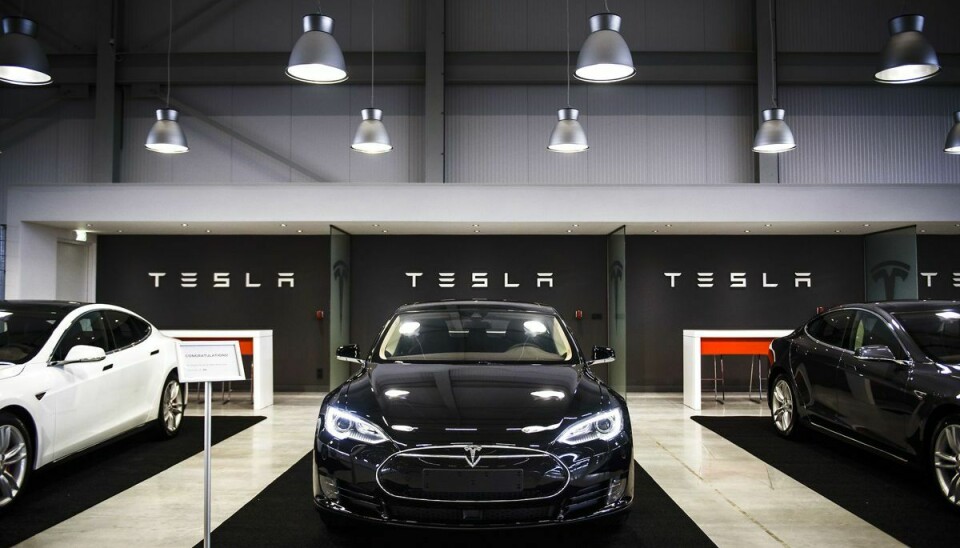 Tesla håber at levere de første biler fra en ny kæmpemæssig fabrik i Berlin i december, siger grundlæggeren af den amerikanske elbilproducent, Elon Musk. Han var i weekenden i den tyske hovedstad for at deltage i en fest på den nye 'giga-virksomhed'. Det er planen at producere omkring 500.000 Model Y'er årligt på fabrikken.
