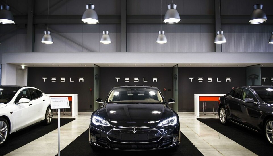Tesla håber at levere de første biler fra en ny kæmpemæssig fabrik i Berlin i december, siger grundlæggeren af den amerikanske elbilproducent, Elon Musk. Han var i weekenden i den tyske hovedstad for at deltage i en fest på den nye 'giga-virksomhed'. Det er planen at producere omkring 500.000 Model Y'er årligt på fabrikken. Tesla håber at levere de første biler fra en ny kæmpemæssig fabrik i Berlin i december, siger grundlæggeren af den amerikanske elbilproducent, Elon Musk. Han var i weekenden i den tyske hovedstad for at deltage i en fest på den nye 'giga-virksomhed'. Det er planen at producere omkring 500.000 Model Y'er årligt på fabrikken.