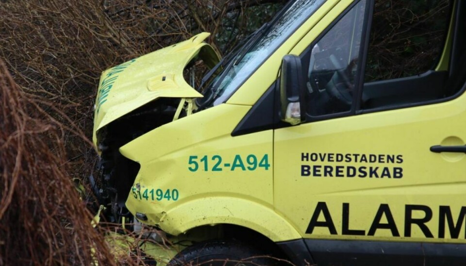 Ambulancen endte i et sammenstød med en bil. KLIK VIDERE OG SE FLERE BILLEDER. Foto: presse-fotos.dk