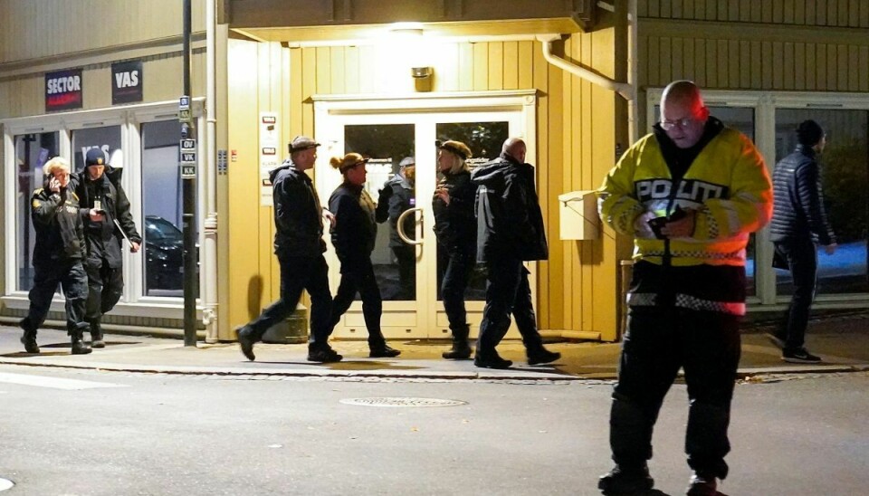 En 37-årig dansk statsborger er blevet anholdt og sigtet, efter at en gerningsmand onsdag aften skød og dræbte fem personer og sårede to andre med bue og bil i den norske by Kongsberg.