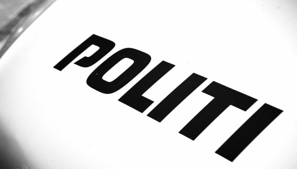 26-årig kørte galt og stak af i “lånt” bil to gange Politibil.