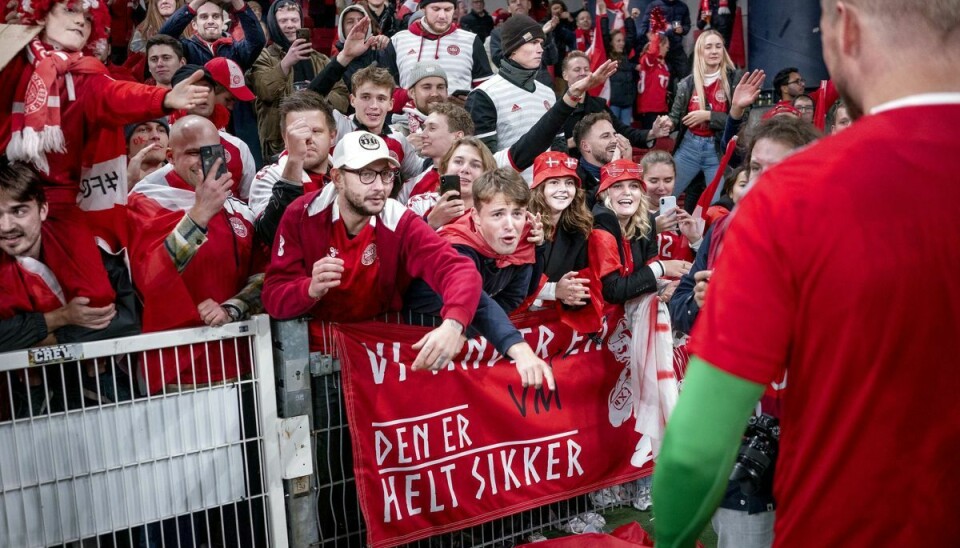 Danske fans og Kasper Schmeichel efter VM-kvalifikationskampen mellem Danmark-Østrig i Parken, tirsdag den 12. oktober 2021. (Foto: Liselotte Sabroe/Ritzau Scanpix)