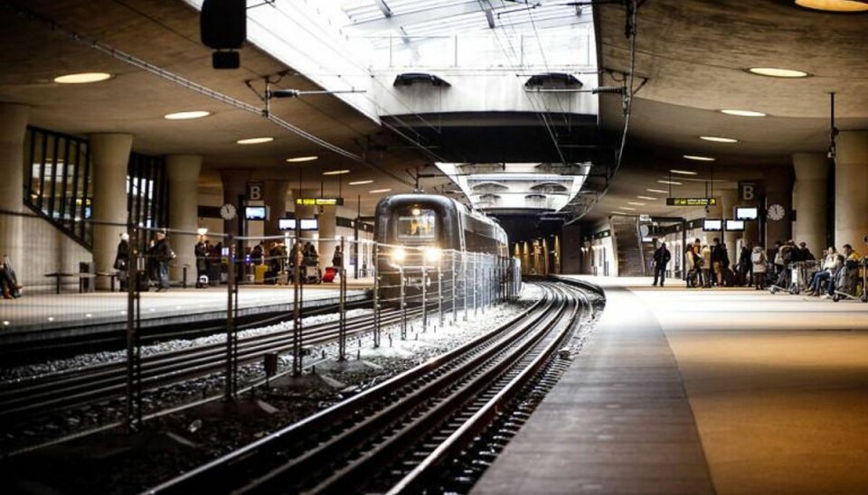 Id-kontrol medfører togbøvl i Kastrup I det nye år vil Københavns Lufthavns Station summe af liv, når alle Øresundstogets passagerer skal igennem en paskontrol, før de kan køre videre mod Sverige. Der er samtidigt blevet bygget et hegn mellem sporene, der skal forhindre flygtninge i at stikke af fra kontrollen. Foto: Bax Lindhardt/ Scanpix