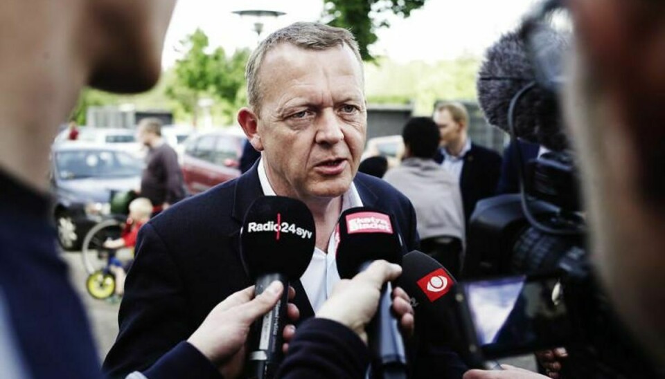 Lars Løkke Rasmussen besøgte dagen efter det voldsomme angreb bydelen, hvor han lod sig interviewe og holdt møder med borgerne. Foto: Scanpix