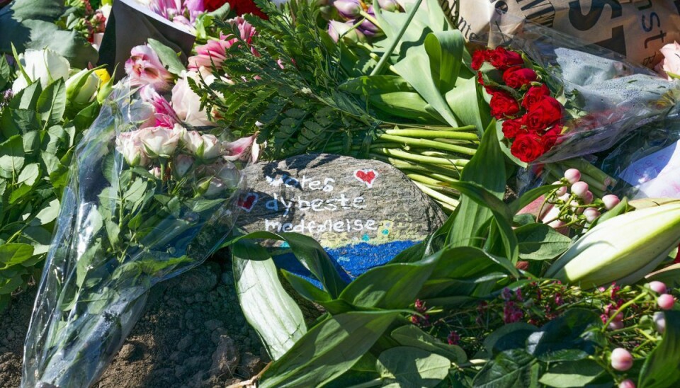 Mange lagde blomster ved Skelstrupvej i Hunseby på Lolland, hvor den 11-årig pige den 23. april blev dræbt af en flugtbilist.