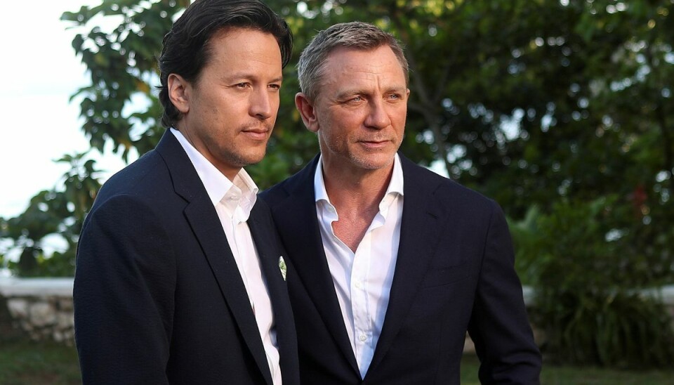 - Jeg vidste ikke, jeg var den første amerikanske instruktør af en Bond-film, før vi var langt inde i optagelserne. Jeg er vokset op med Bond, så det føltes ikke fremmed, eller som om jeg skulle dykke dybt ned i den britiske kultur, fortæller instruktør Cary Fukunaga (tv.), som her ses sammen med hovedrolle-indehaveren Daniel Craig. - Jeg vidste ikke, jeg var den første amerikanske instruktør af en Bond-film, før vi var langt inde i optagelserne. Jeg er vokset op med Bond, så det føltes ikke fremmed, eller som om jeg skulle dykke dybt ned i den britiske kultur, fortæller instruktør Cary Fukunaga (tv.), som her ses sammen med hovedrolle-indehaveren Daniel Craig.